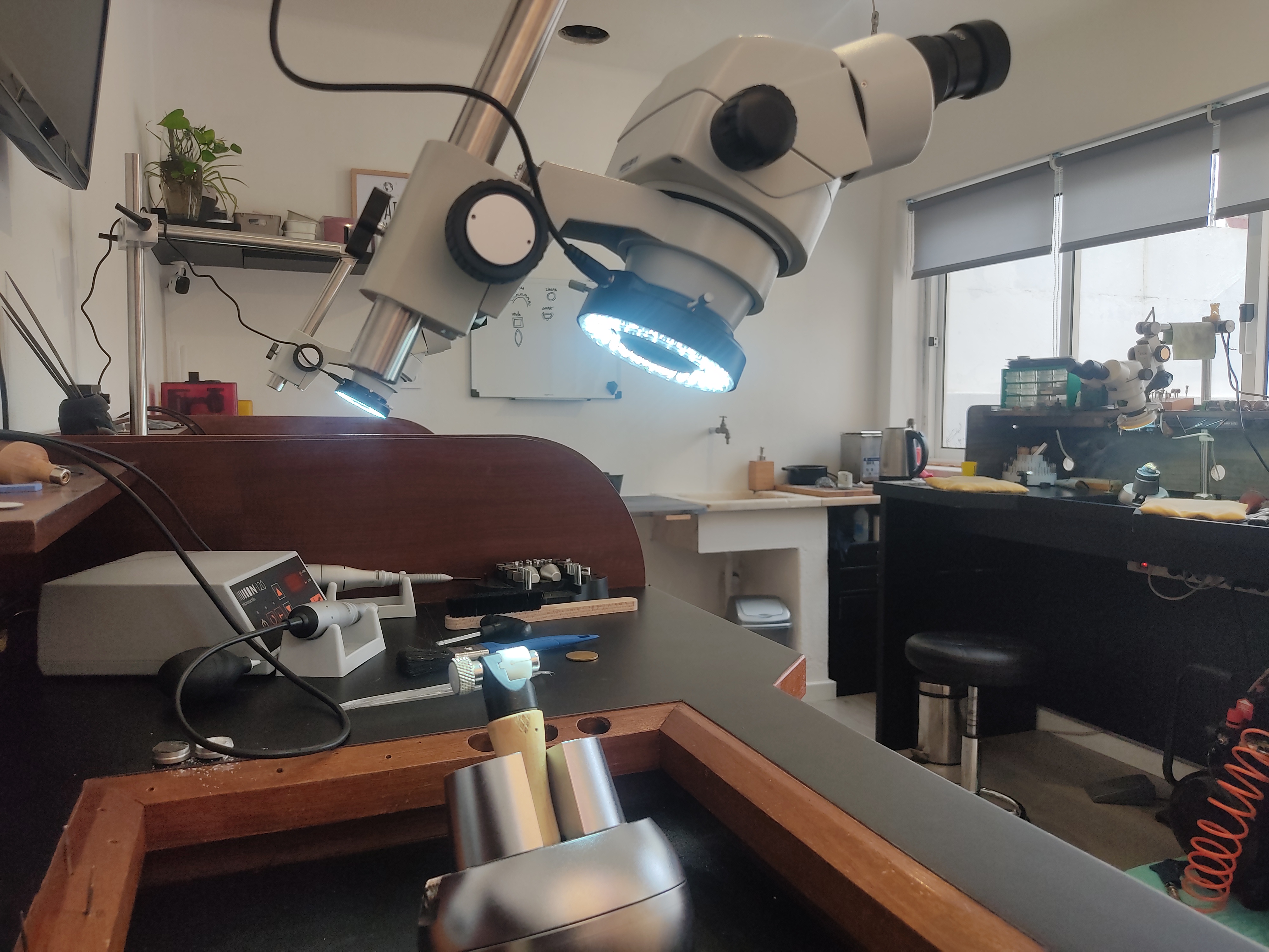 Bancada de cravação microscópica do De Carvalho Atelier com microscópios de alta definição
